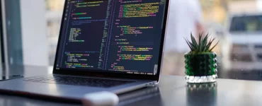 Ofrecen becas para carreras IT de manera 100% remota y con título universitario estadounidense